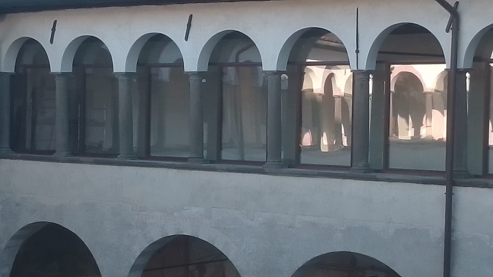Vetrate del loggiato viste dal cortile