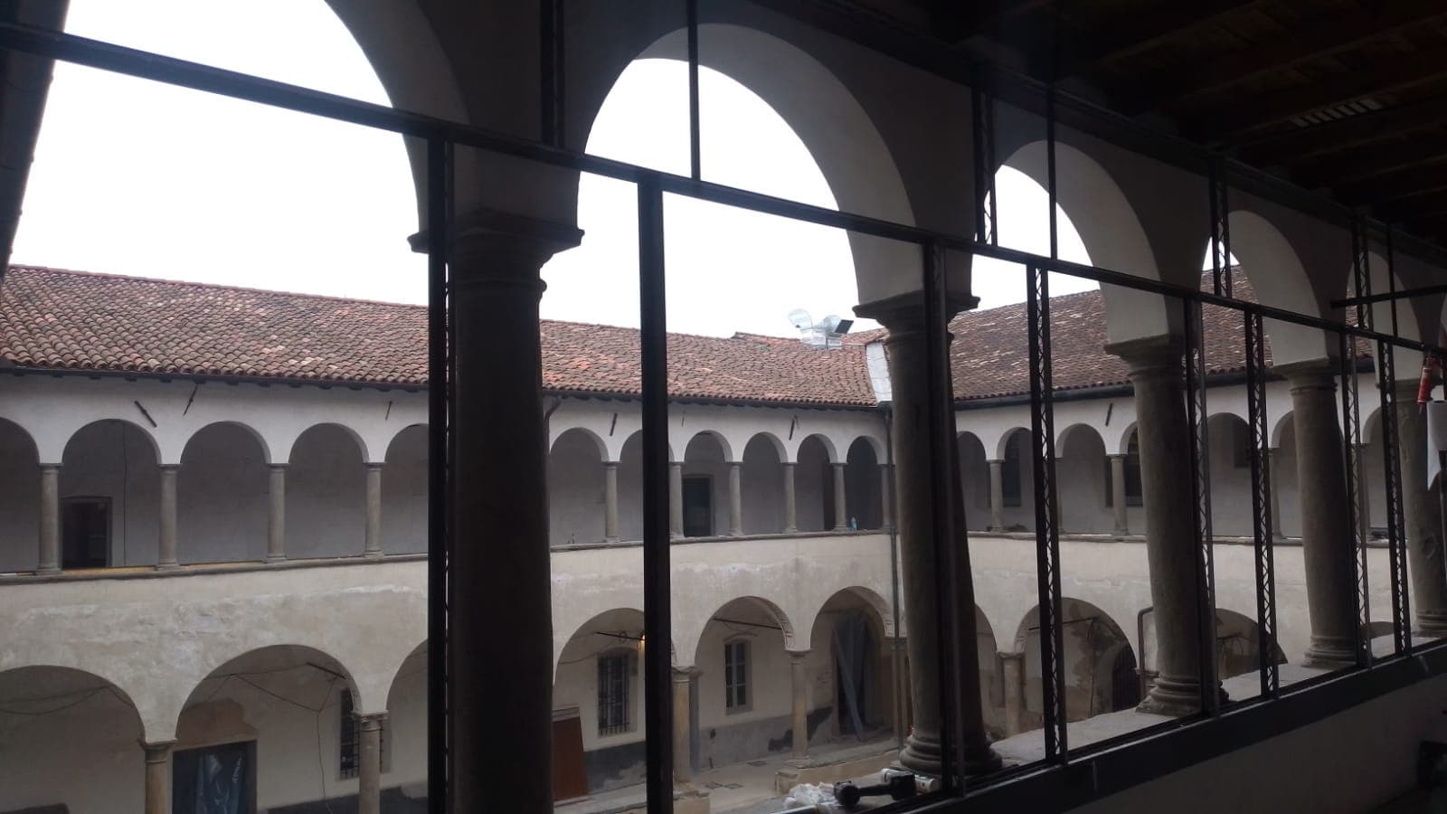 Il chiostro visto da dentro il loggiato vetrato