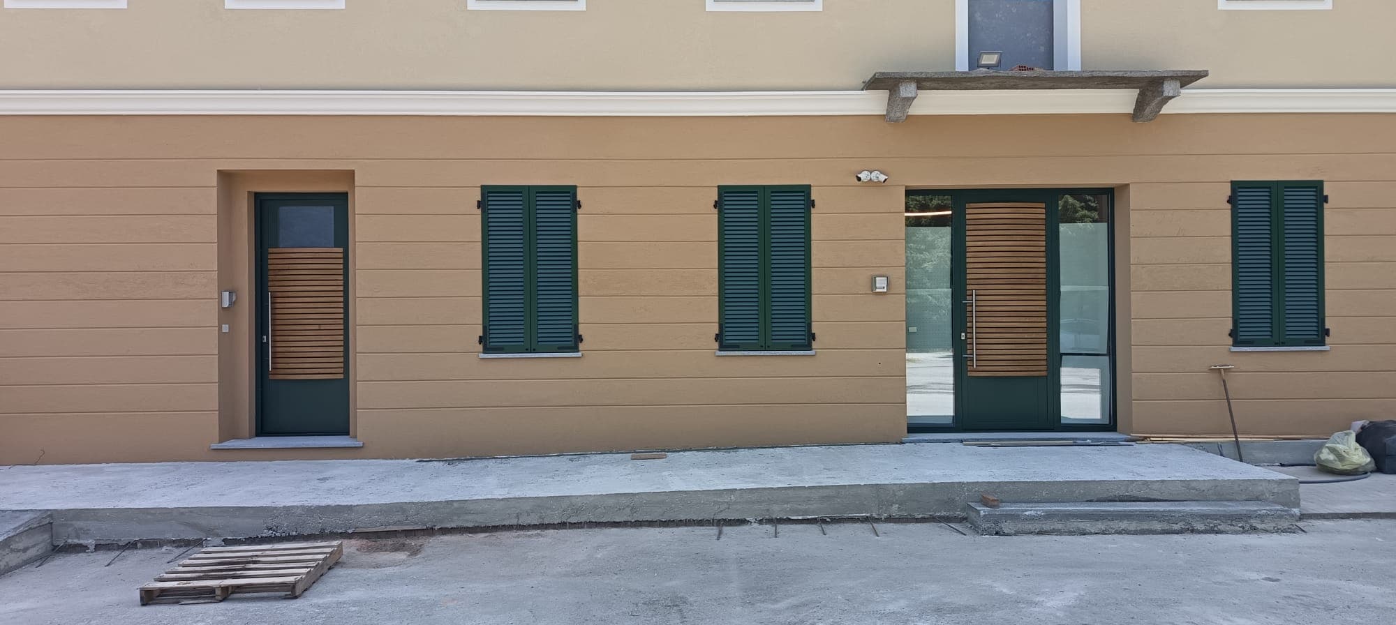 Facciata della cantina con persiane a lamelle