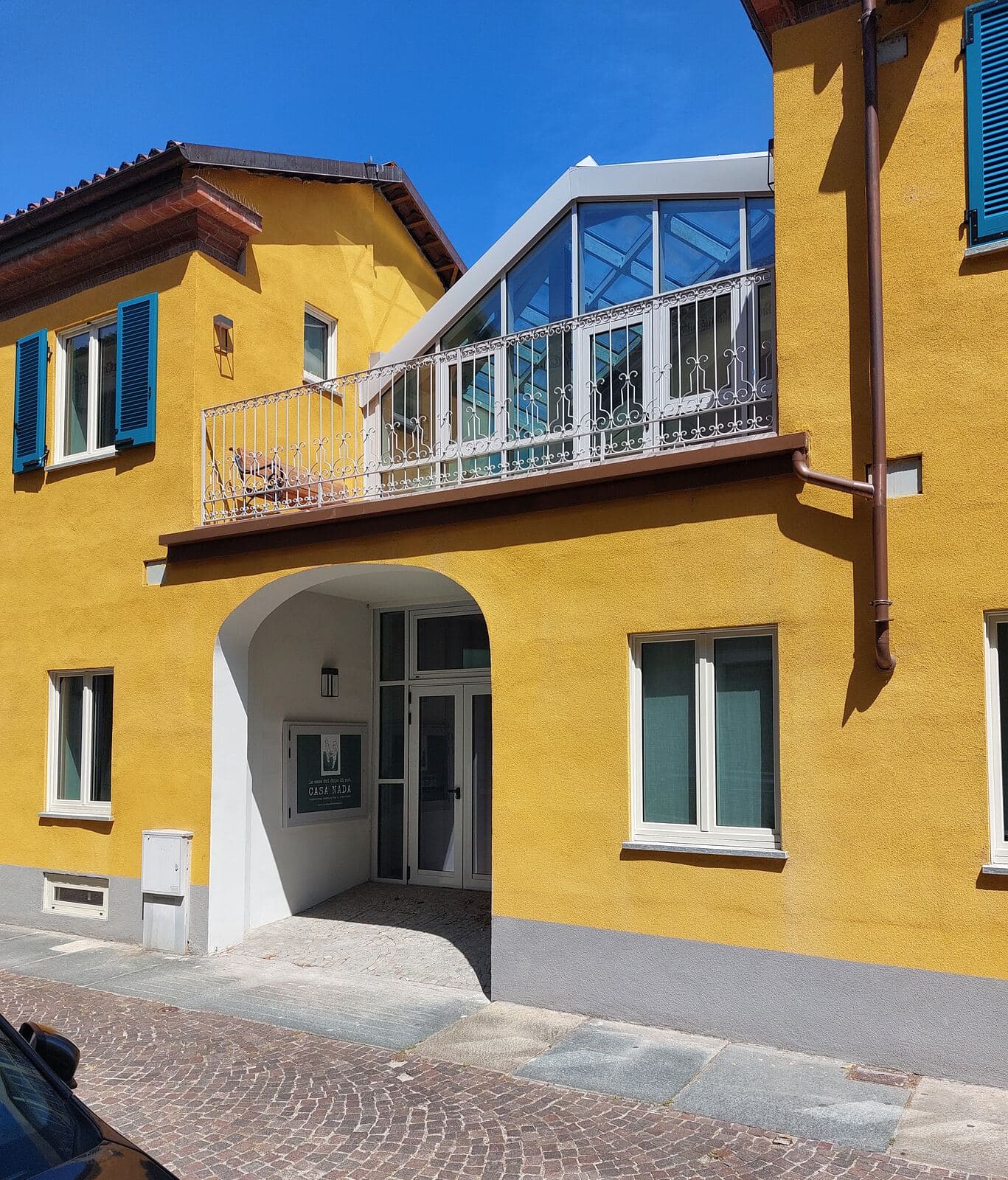 La facciata con la veranda al primo piano