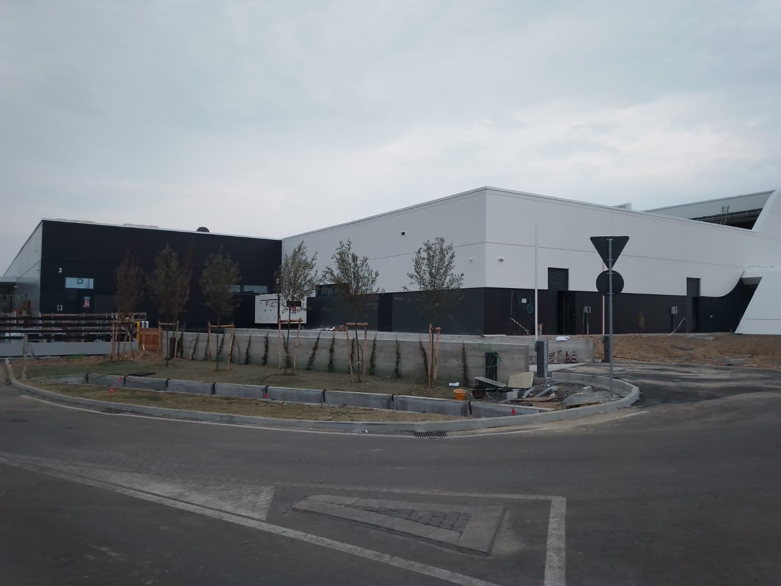 Polo commerciale a due volumi con le finestre a nastro