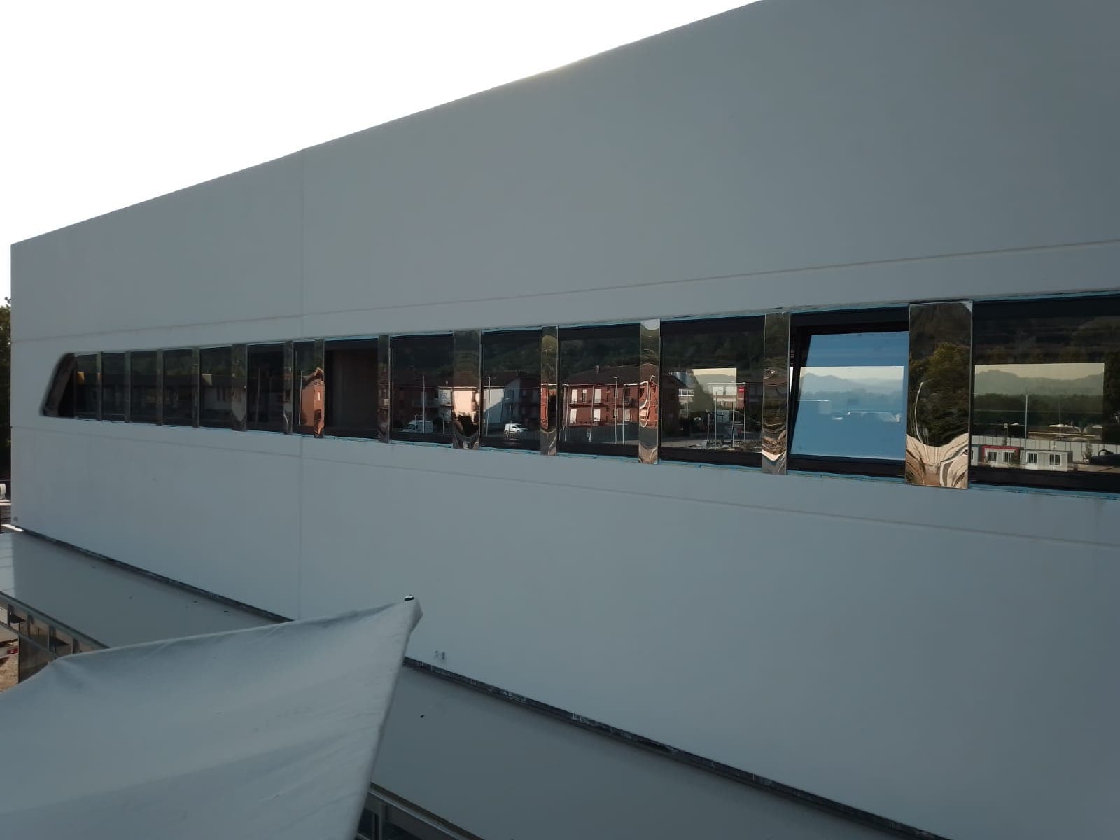 Nastro riflettente lungo lo sviluppo dell'edificio