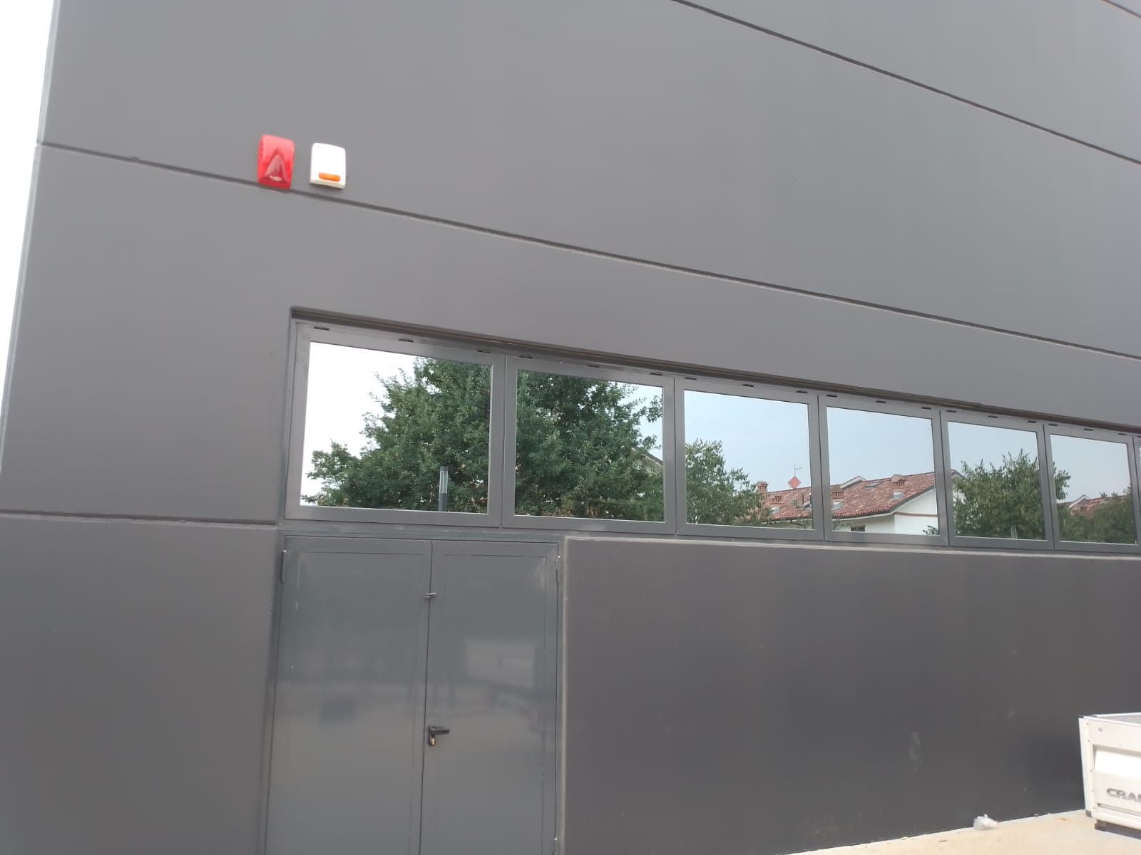 Finestra a nastro e porta di servizio