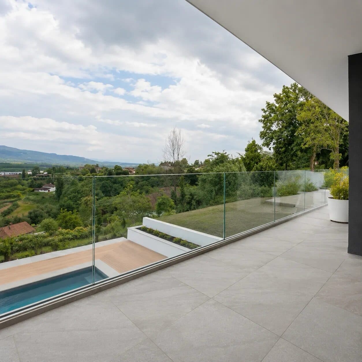 Terrazzo con parapetto in vetro senza montanti