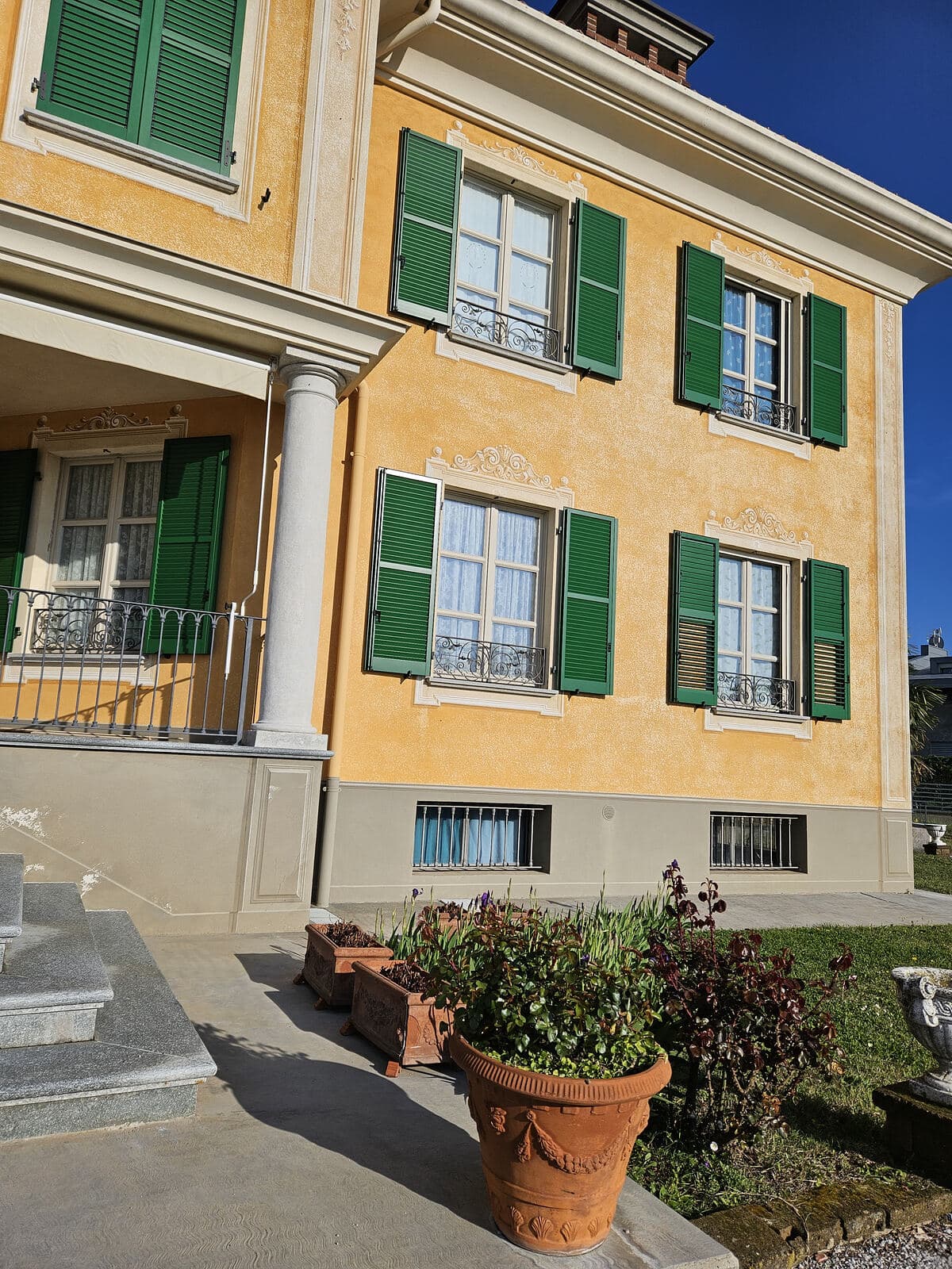 Ingresso con porticato