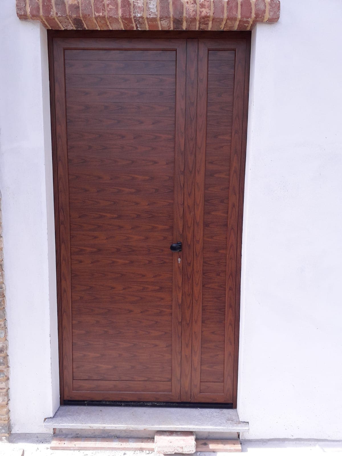 Portoncino d'ingresso in finitura noce