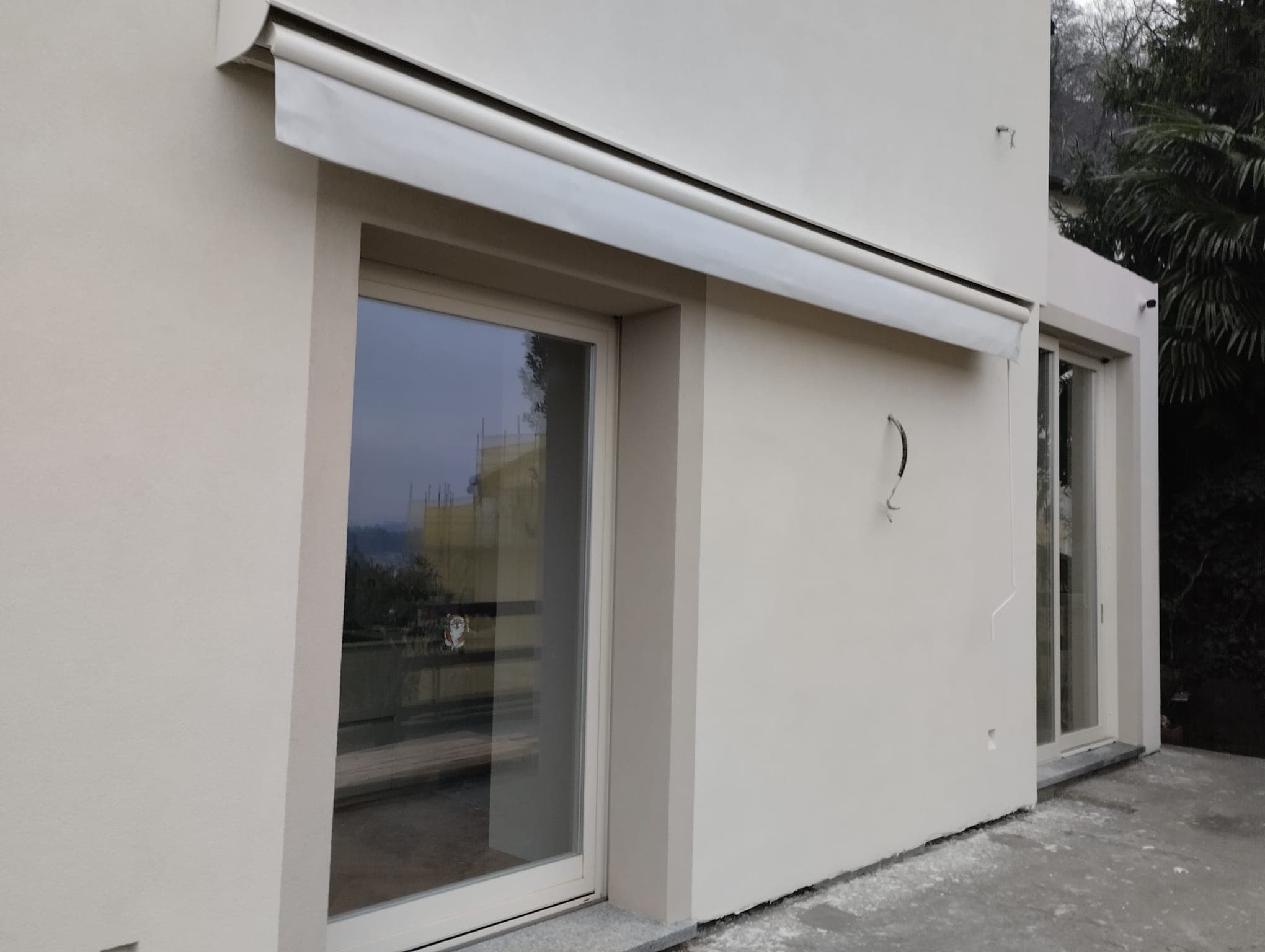 Scorrevole con il cassonetto della tenda incassato sopra l'architrave