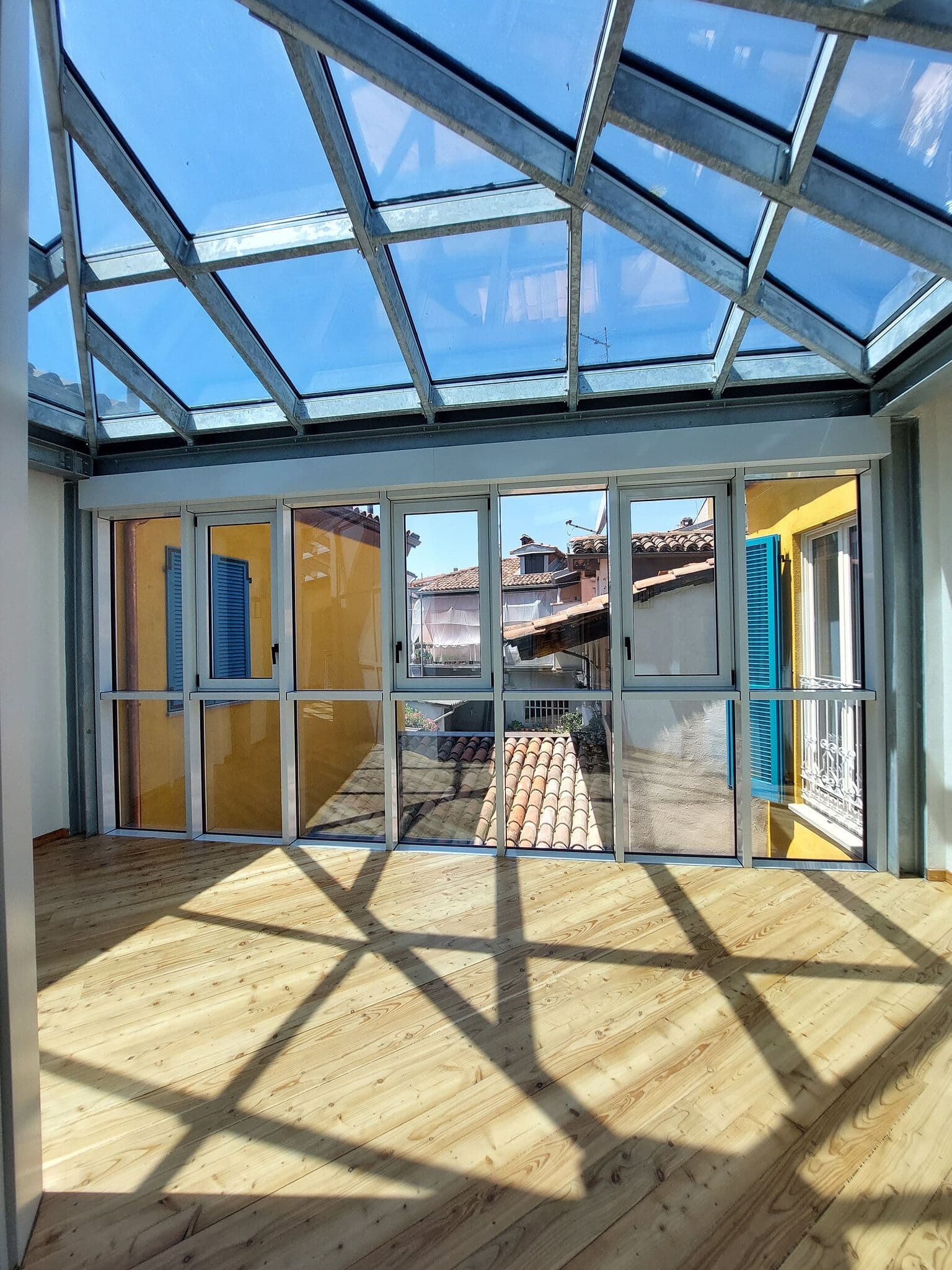 L'interno della veranda, pareti vetrate