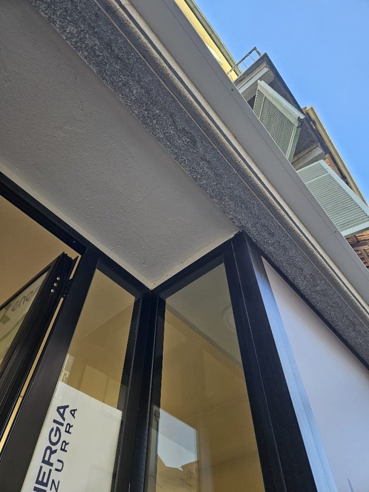 La vetrina prima: lo spigolo del telaio sotto l'architrave