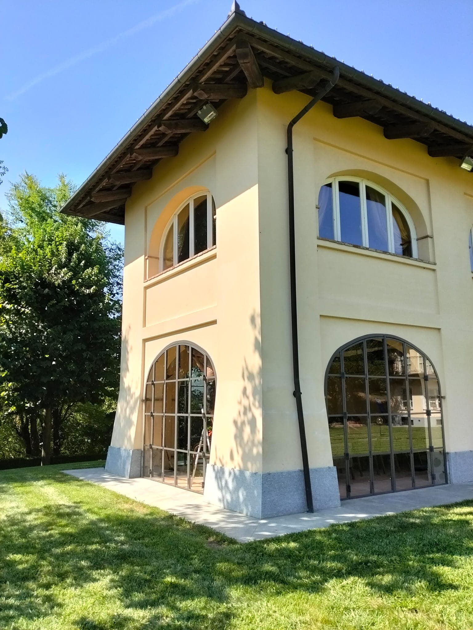 Il corpo della villa con due arcate vetrate al piano terra e la finestra ad arco al piano di sopra